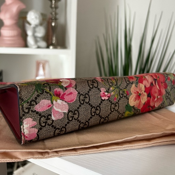 GUCCI GG SUPREME BLOOMS TOILETRY BAG/CLUTCH - Picture 4 of 15